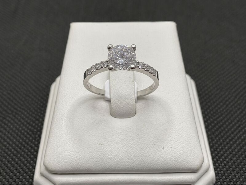 Stříbrný zásnubní prsten s kameny